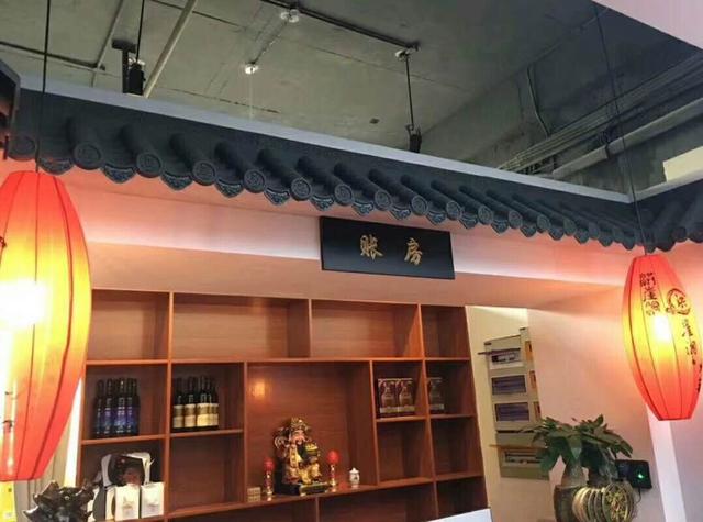 輕質(zhì)仿古一體瓦讓火鍋店門庭裝飾更加簡單方便快捷